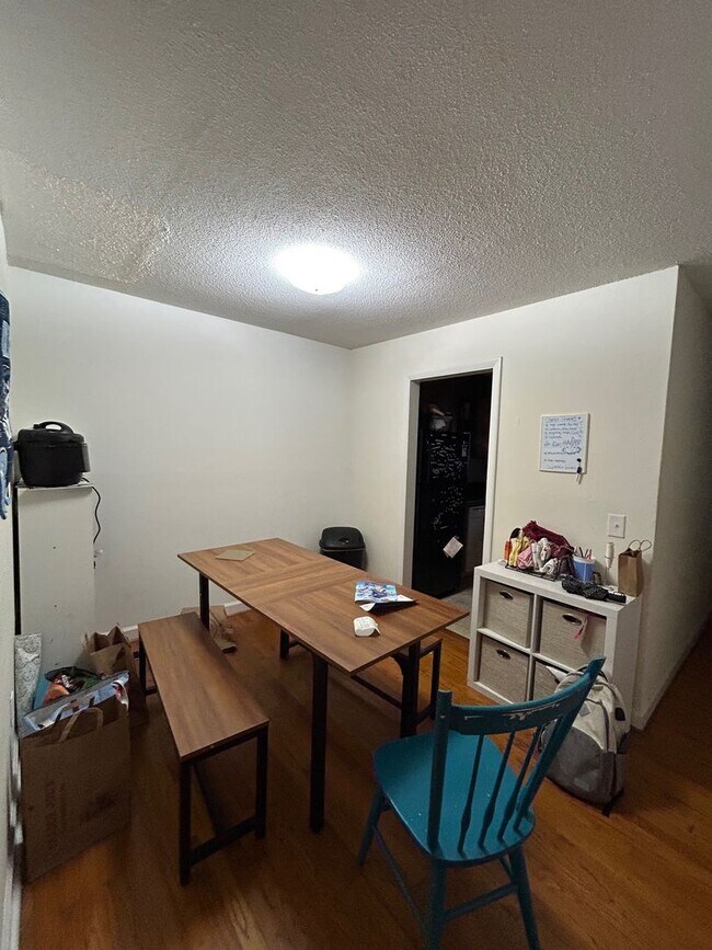Foto del edificio - 3-4 Bedroom townhome off MLK and close to ...