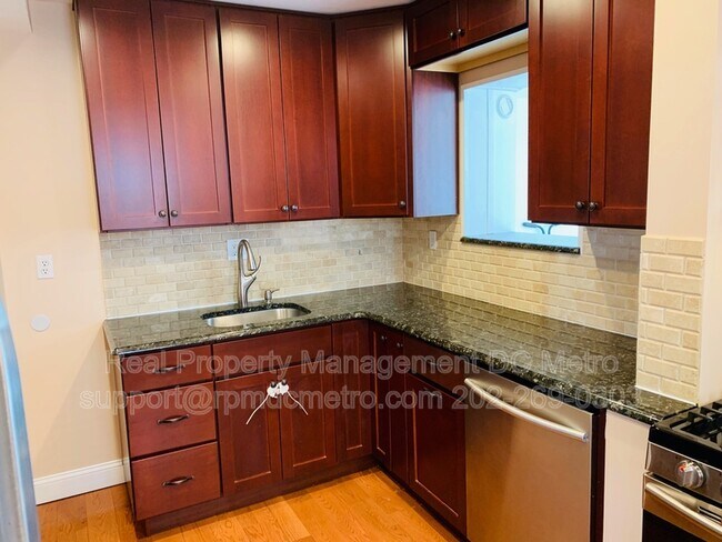 Building Photo - 643 Farragut Pl NE