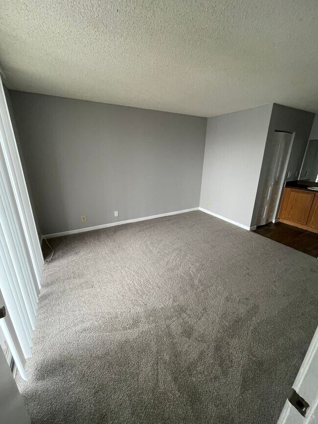 Foto del edificio - ONE BEDROOM ONE BATHROOM!! Waterfront Comm...