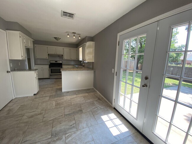 Building Photo - 916 S Patterson Dr