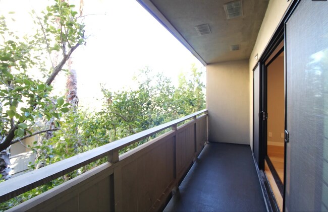 Foto del edificio - Modern 2BR/1.5BA Two-Level Condo w/ Patio ...