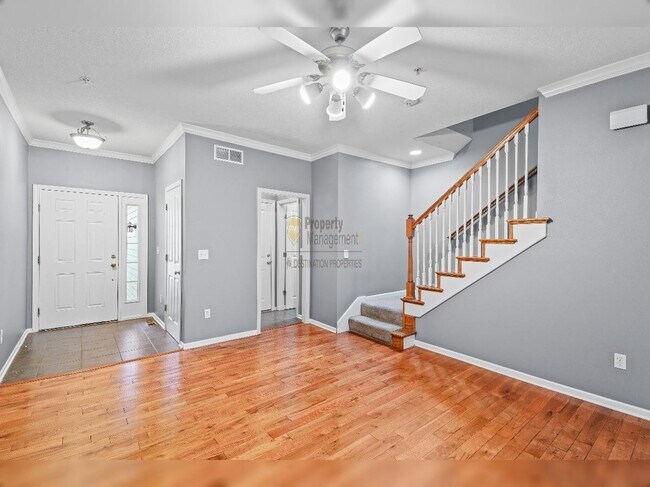 Foto del edificio - "Charming Lenexa Townhouse: Spacious 2-Bed Retreat with Finished Basement & Gleaming Hardwood Flo...