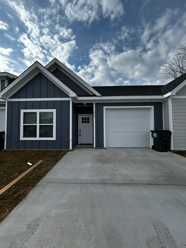 Foto principal - BRAND NEW Charming 2 Bed, 2 Bath, 1 Car Ga...