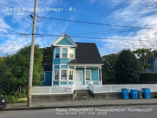 Building Photo - Cat-friendly downstairs Victorian duplex!