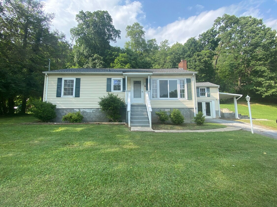 Cute house with a great location in Bristol, Va - 776 Valley Dr