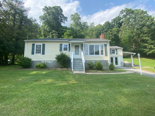 Building Photo - 776 Valley Dr