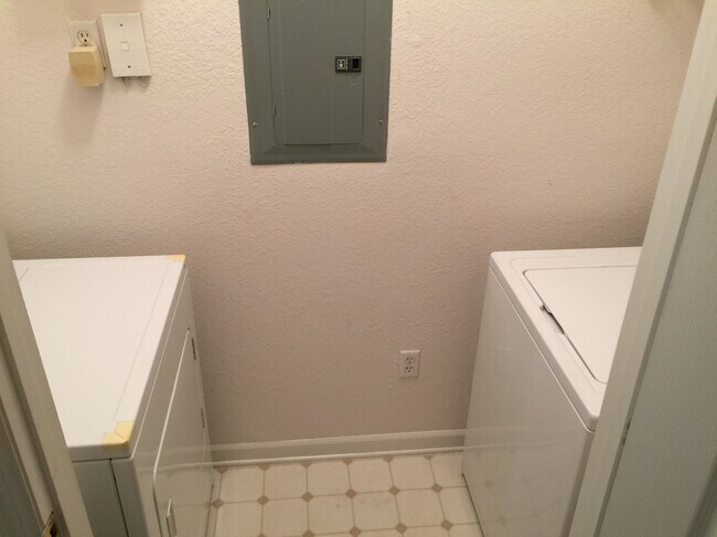 Building Photo - 711 Arbor Lakes Cir