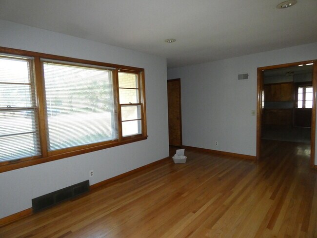 Building Photo - 2401 NE Vivion Rd