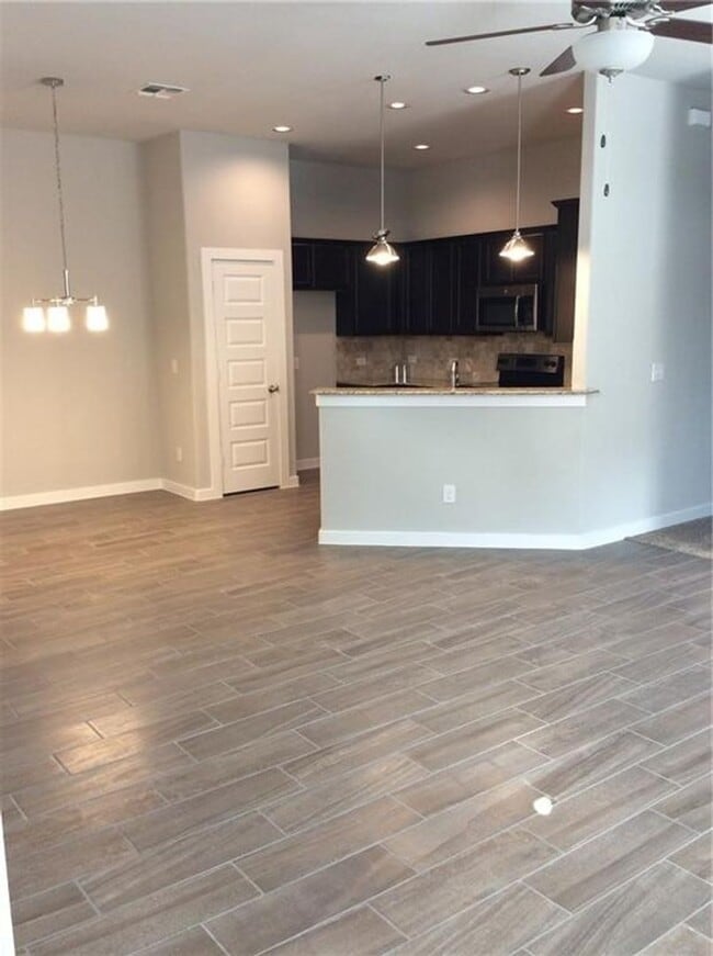 Building Photo - LUXURY TOWNHOME LOCATED IN PECAN PARK, BAS...