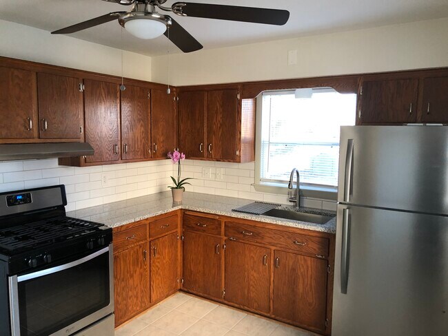 Kitchen - 6318 W Euclid Ave