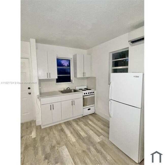 Foto del edificio - 784 NW 100th St