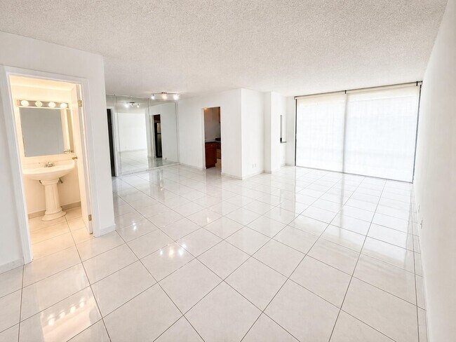 Foto del edificio - 17021 N Bay Rd