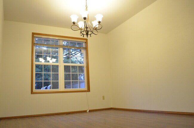 Foto del edificio - Private Summer Ridge Retreat with Vaulted Ceilings & Fenced Backyard