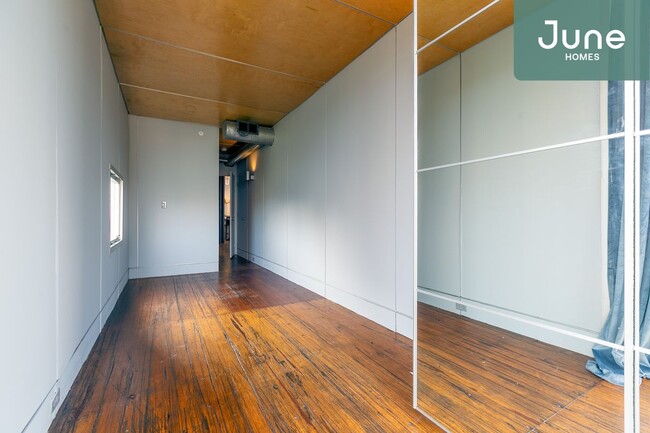 Building Photo - ROOM ONLY in 6-bed/6.0-bath Home