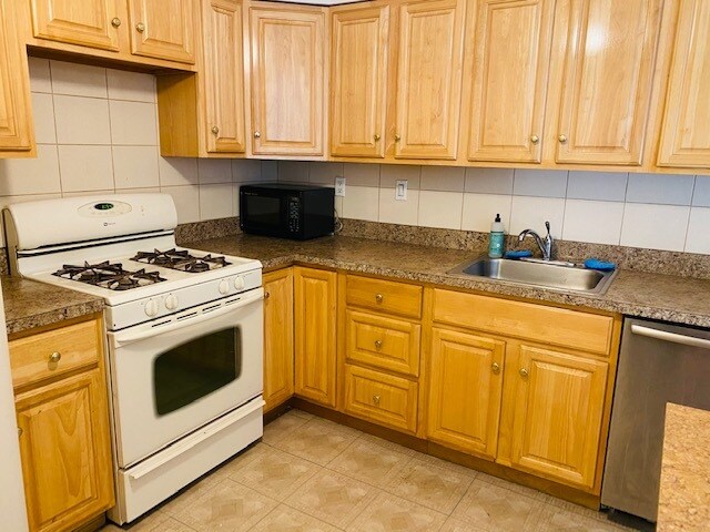 Foto del edificio - 25 McGuinness Blvd