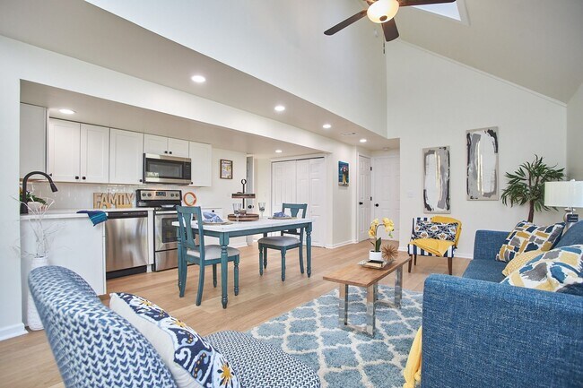 Building Photo - 2BR/2BA Duplex with Water View