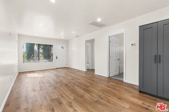 Foto del edificio - 1351 W 70th St