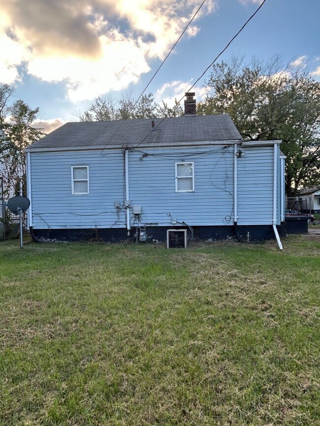 Foto del edificio - 2 Bedroom Home with Bonus Rooms in West Gary