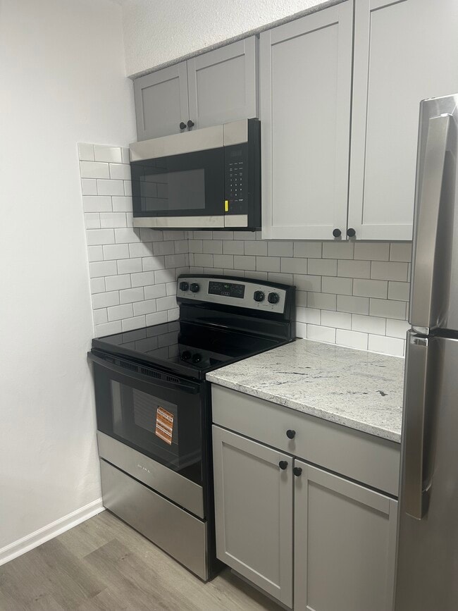 Building Photo - 3803 NE Colonial Dr