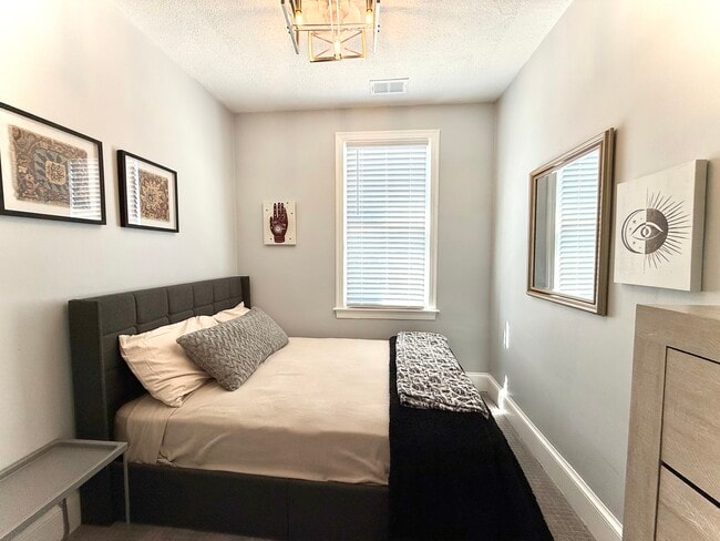 Building Photo - 512 Mellon St SE