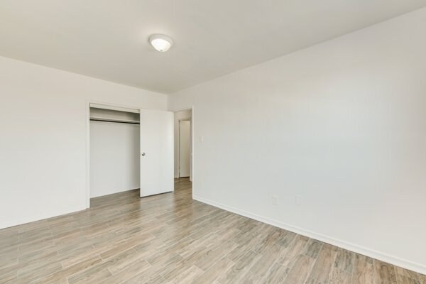 Photo du bâtiment - Bright and Spacious Apartments at Keele and Lawrence