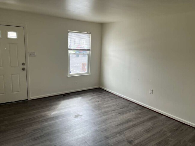 Foto del edificio - 8202 Tomlinson Ct