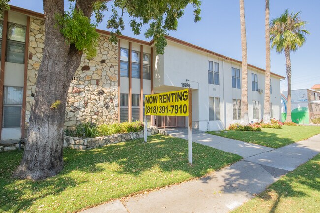 Foto del edificio - Sherman Way Apartments