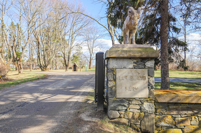 Foto del edificio - 7 Ram Island Farm Rd