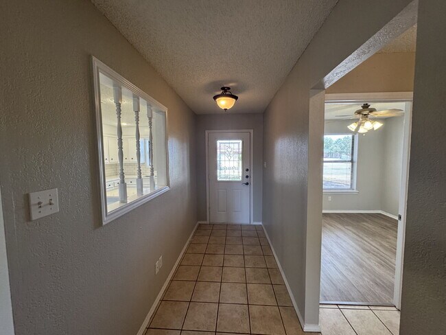 Foto del edificio - Stunning 3-Bedroom Haven with Cozy Firepla...
