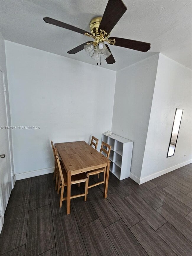 Foto del edificio - 7320 Carlyle Ave