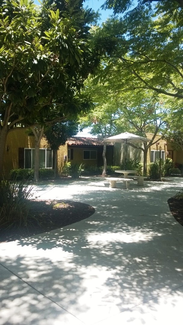 Building Photo - Upstairs  2Bed/2 Bath Condo + 2 Car Garage