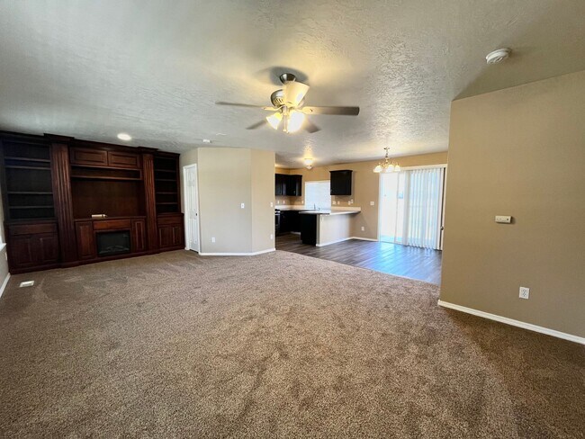 Foto del edificio - 4 Bedroom Home with Bonus Room Potential & RV Parking!