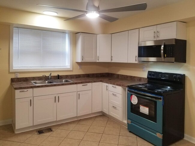 Building Photo - Historic 2 BR House! Bonus Room, W/D Hooku...