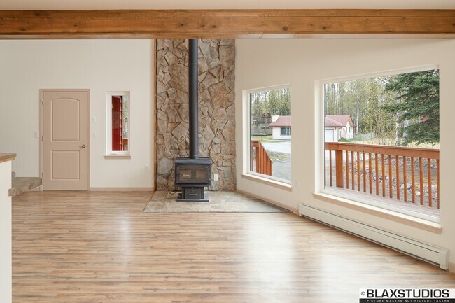 Building Photo - Gorgeous ProwFront Shows like NEW!
