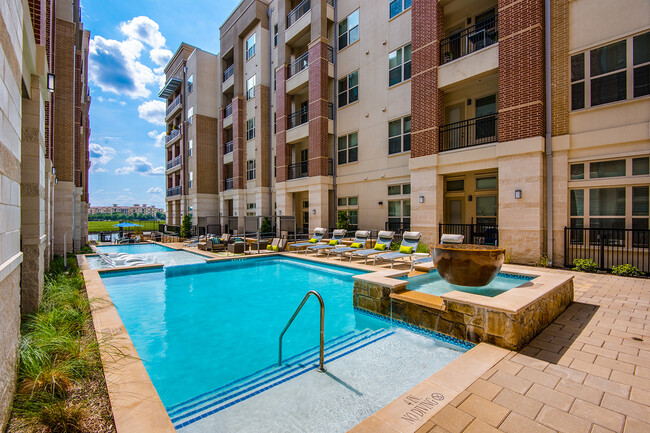 Eastshore on Lake Carolyn - Apartments in Irving, TX | Apartments.com