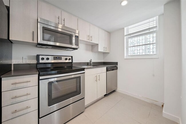 Building Photo - 910 West Avenue Unit 1434