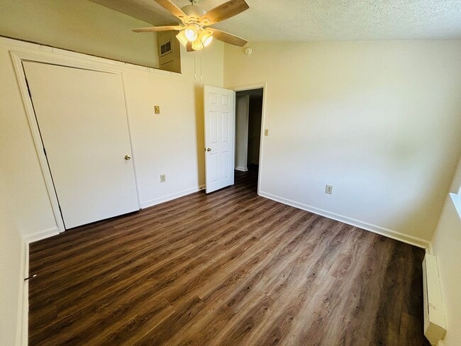 Building Photo - 355 Wakeman Ct NE