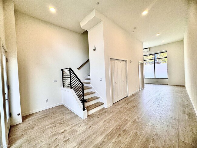 Building Photo - 3 br, 2.5 bath Townhome - 11208 Pinehurst ...