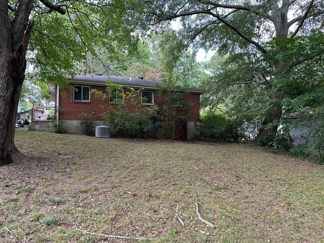 Building Photo - 102 E Mimosa Dr
