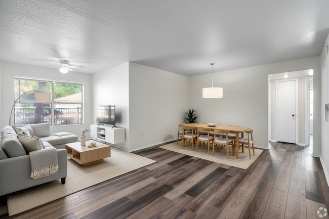 UNIDAD ESCENARIA - Sala/Comedor - Tierra Vista RFK LLC