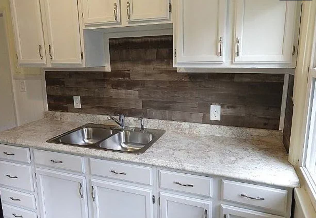 Building Photo - 2 Bedroom Home with hard surface flooring!