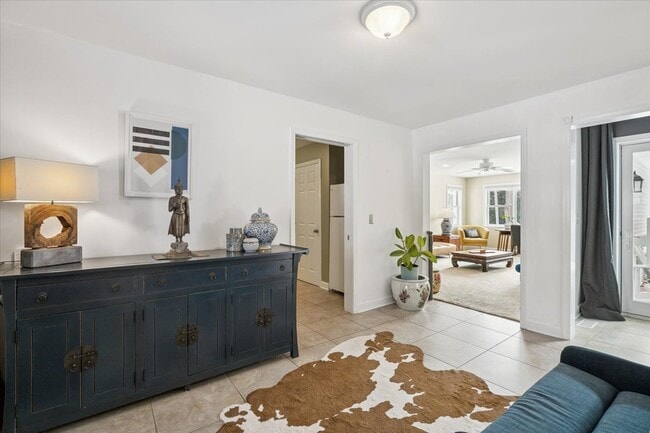 Building Photo - 825 Highview Terrace