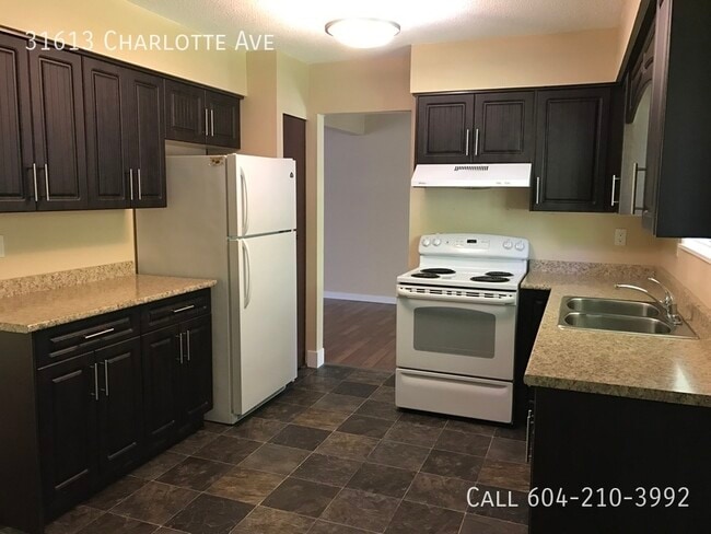 Building Photo - 5 Bedroom Home next to Fishtrap Creek!