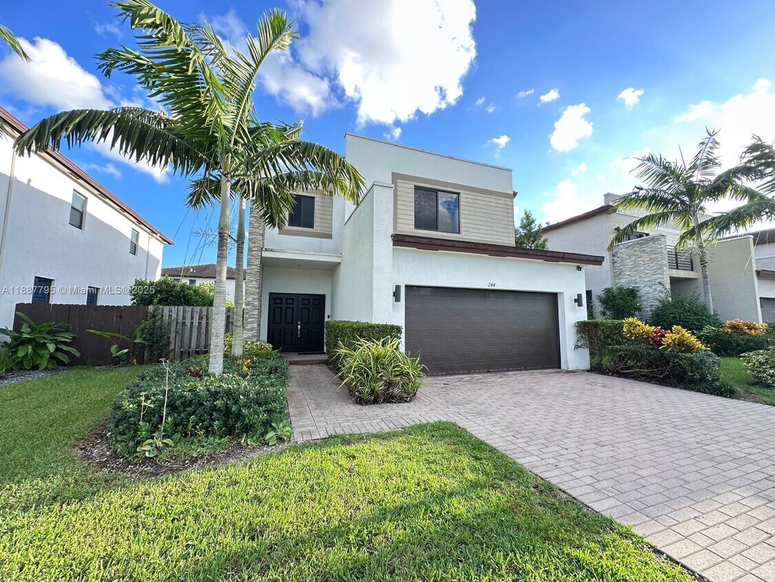 Foto principal - 244 NE 210th Way