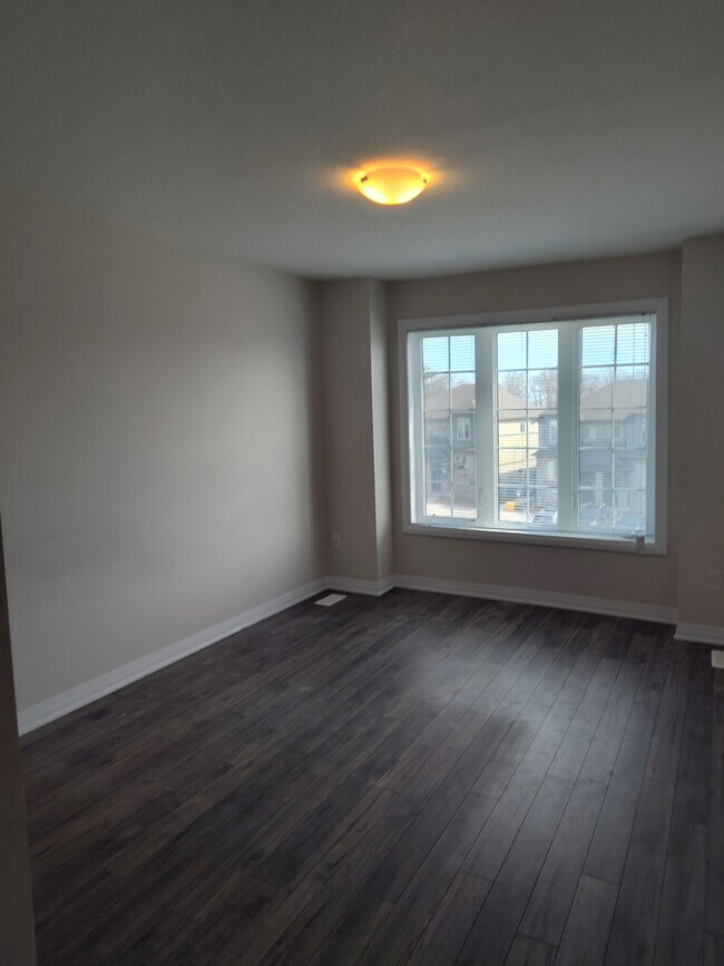Building Photo - 115 S Creek Dr