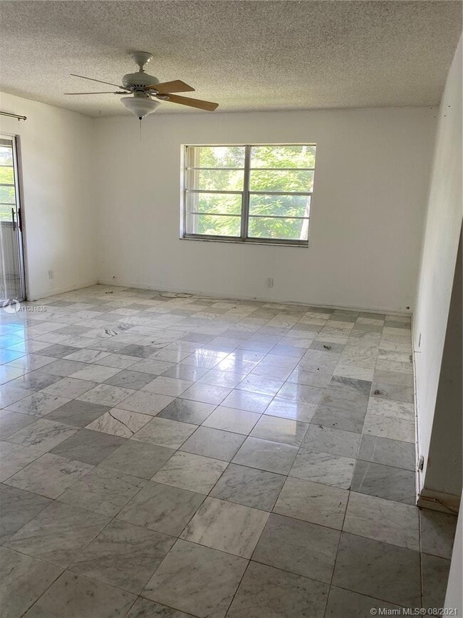 Building Photo - 500 E Country Club Cir