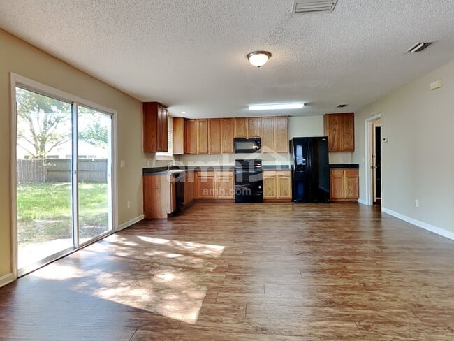 Foto del edificio - 9734 Hazel Lake Dr