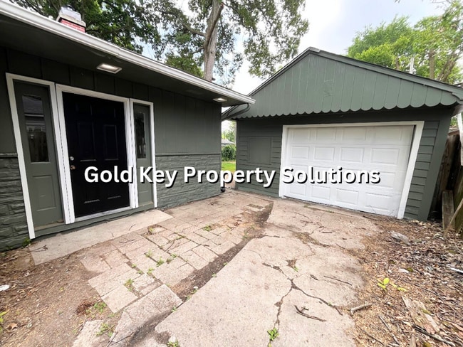 Building Photo - 3 BR 2 Full BA Ranch Style House with Gara...