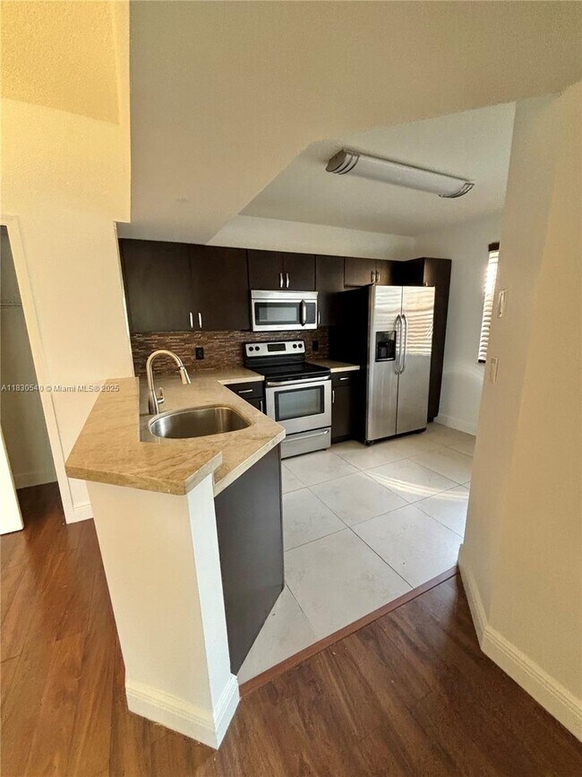 Foto del edificio - 8955 Wiles Rd