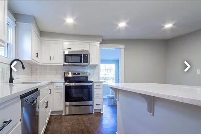 Building Photo - Fully Renovated Beauty in Pendleton Height...